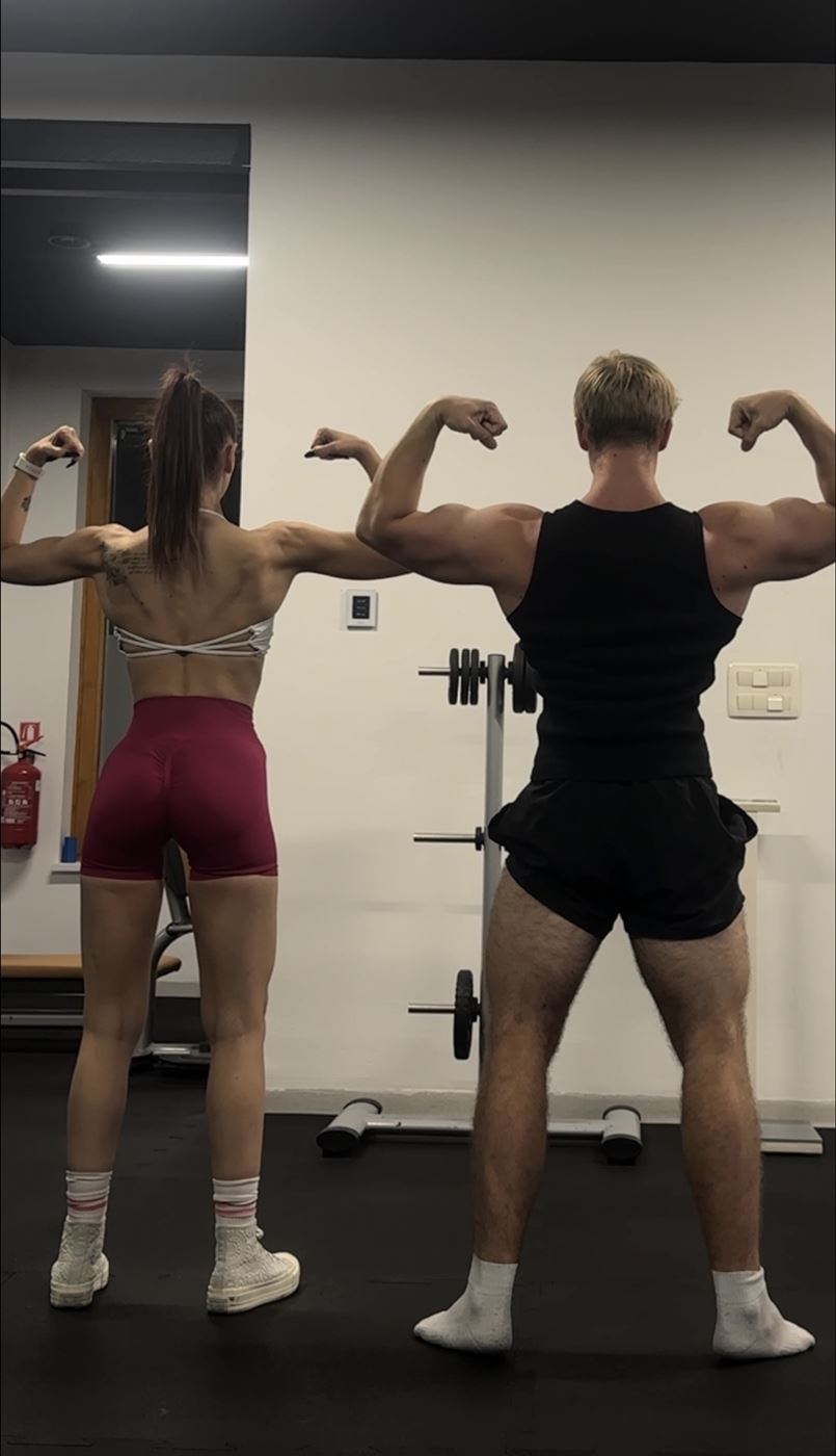 Zadnja dvojna biceps poza v dvoje